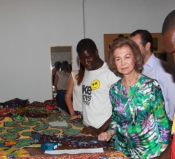 Doña Sofía observa los trabajos realizados en el taller "koluté" de confección